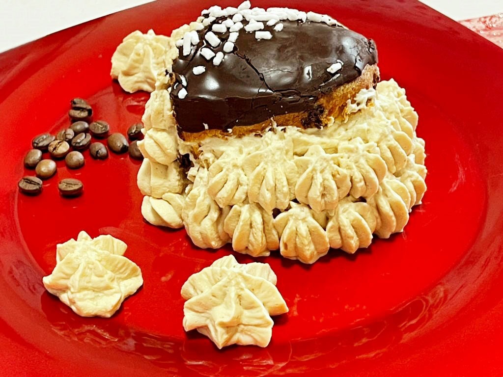 Millefoglie di colomba al cioccolato e trancetti di colomba al cioccolato con crema al caffè